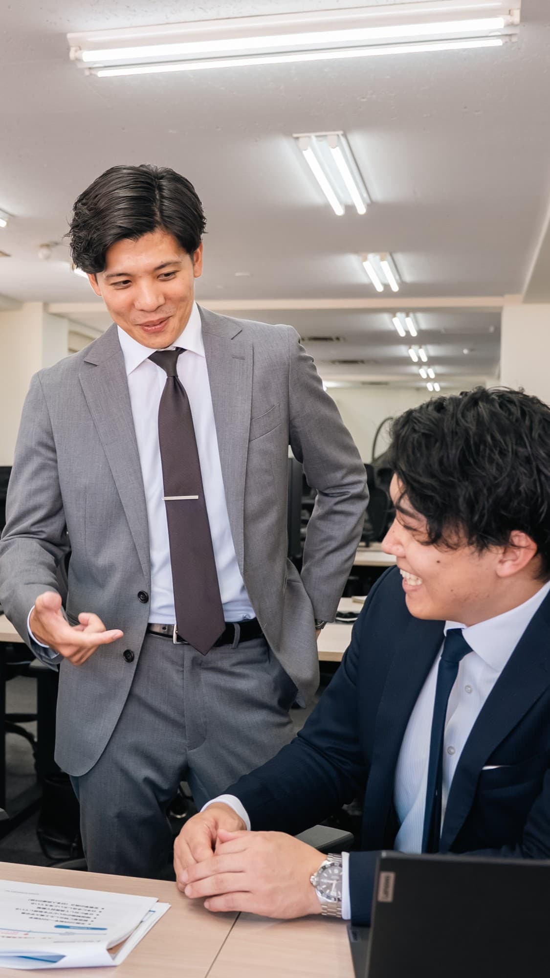 オフィスで協働するメンバー